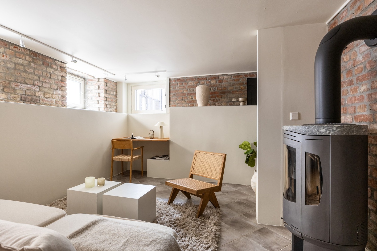 Leilighetens andre oppholdsrom i kjelleretasjen. Galleribilde