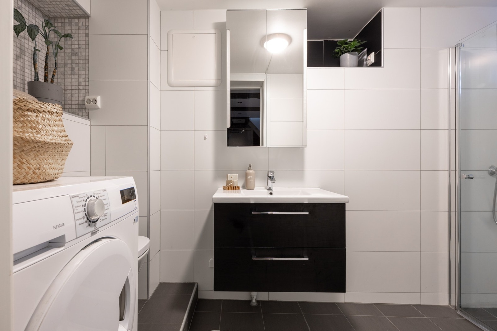 Leilighetens baderom 1. Pent og romslig baderom med opplegg for både vaskemaskin og tørketrommel. Galleribilde