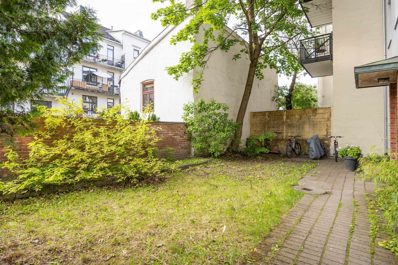 Veldrevet sameiet bestående av 4 boligseksjoner med hyggelig bakgård. Galleribilde