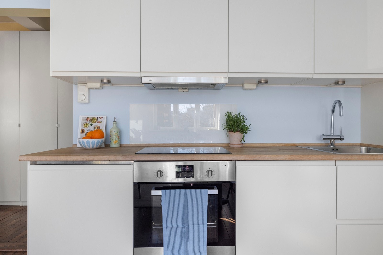 - Kjøkken med glatte fronter fra 2016 og benkeplate i heltre - Galleribilde