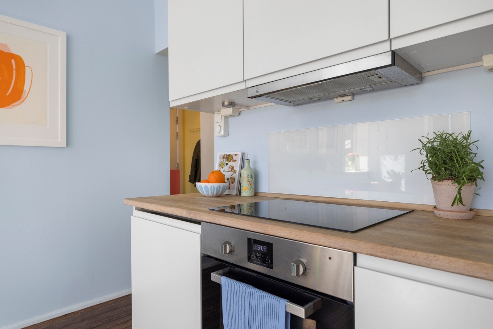 - Integrerte hvitevarer med platetopp, komfyr, oppvaskmaskin og kjølfrys - Galleribilde