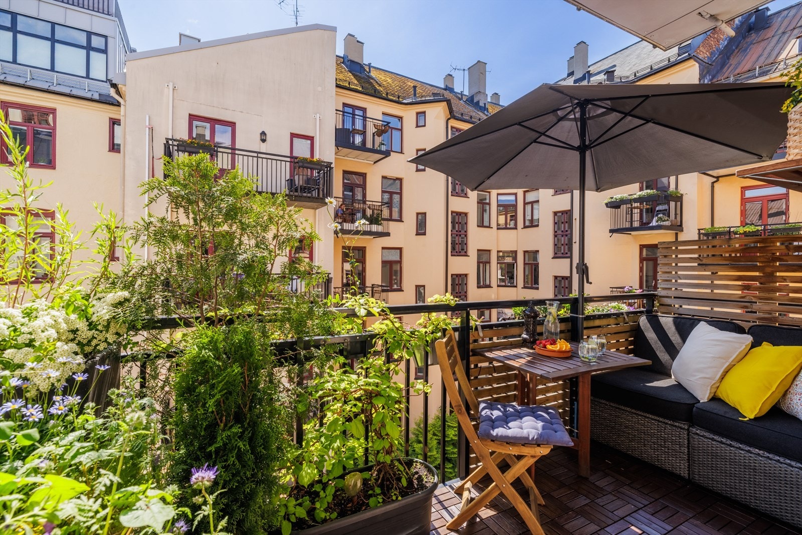 Balkongen vender ut mot rolig bakgård. Galleribilde