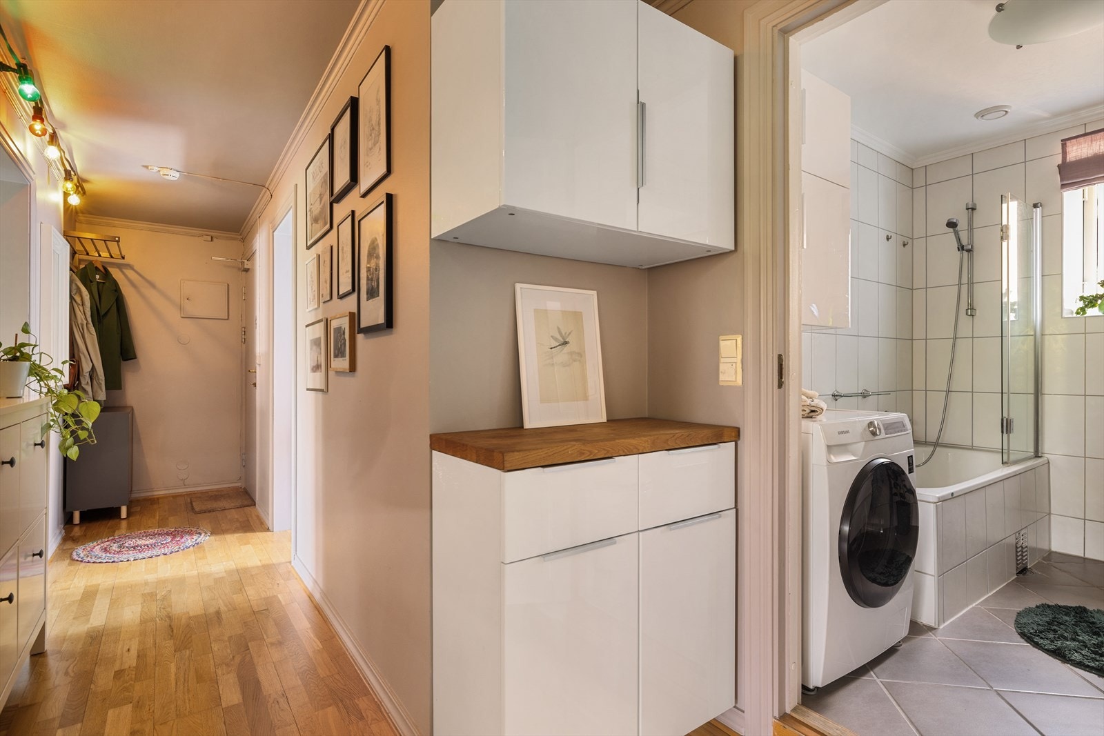 Ekstra plass for oppbevaring i mellomgang. Galleribilde