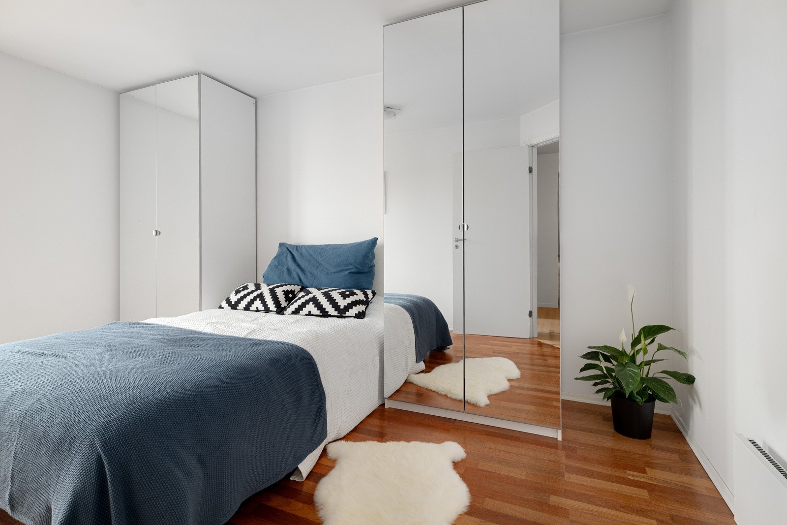 Hovedsoverommet er romslig og med god plass til dobbeltseng og garderobeskap. Galleribilde