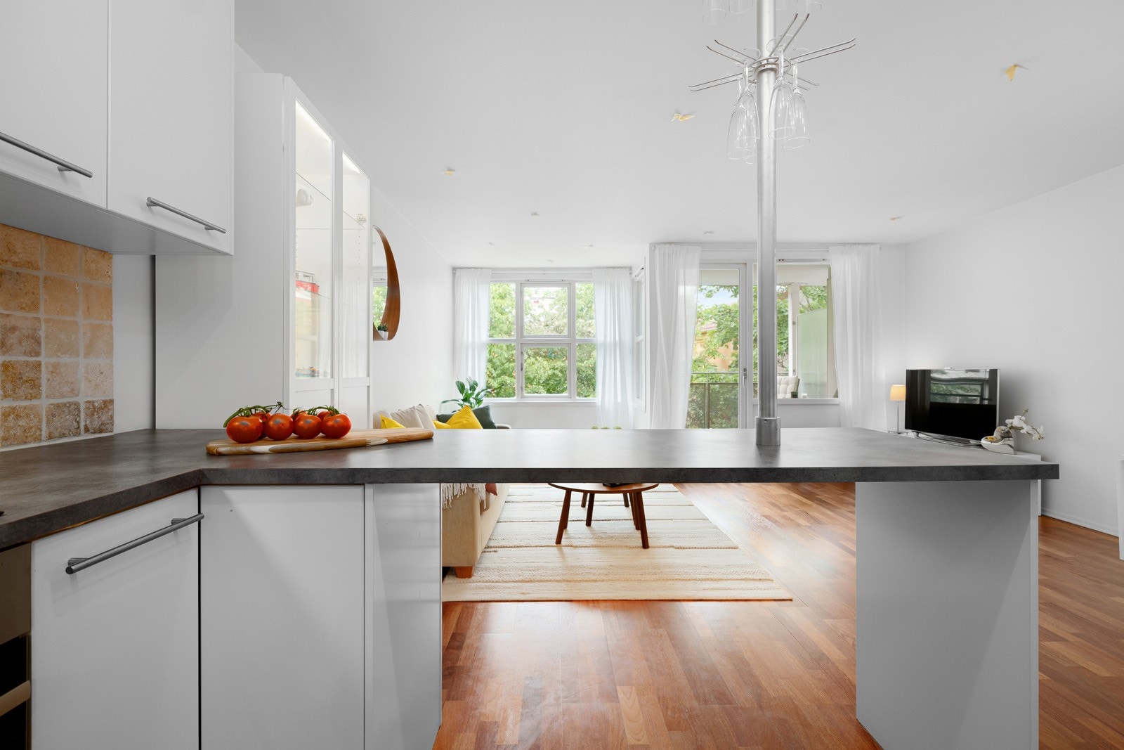 Av hvitevarer finner du integrert kjøleskap med fryser, stekeovn og nedsenket induksjonstopp, samt frittstående oppvaskmaskin. Galleribilde