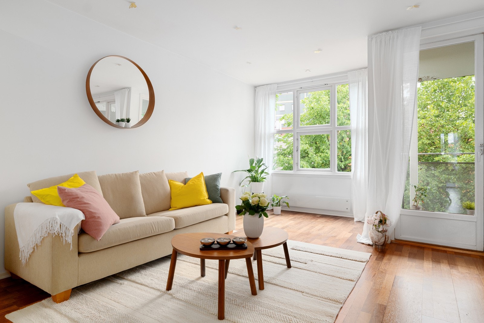 Store vindusflater og den gjennomgående planløsningen sørger for godt med lysinnslipp! Galleribilde