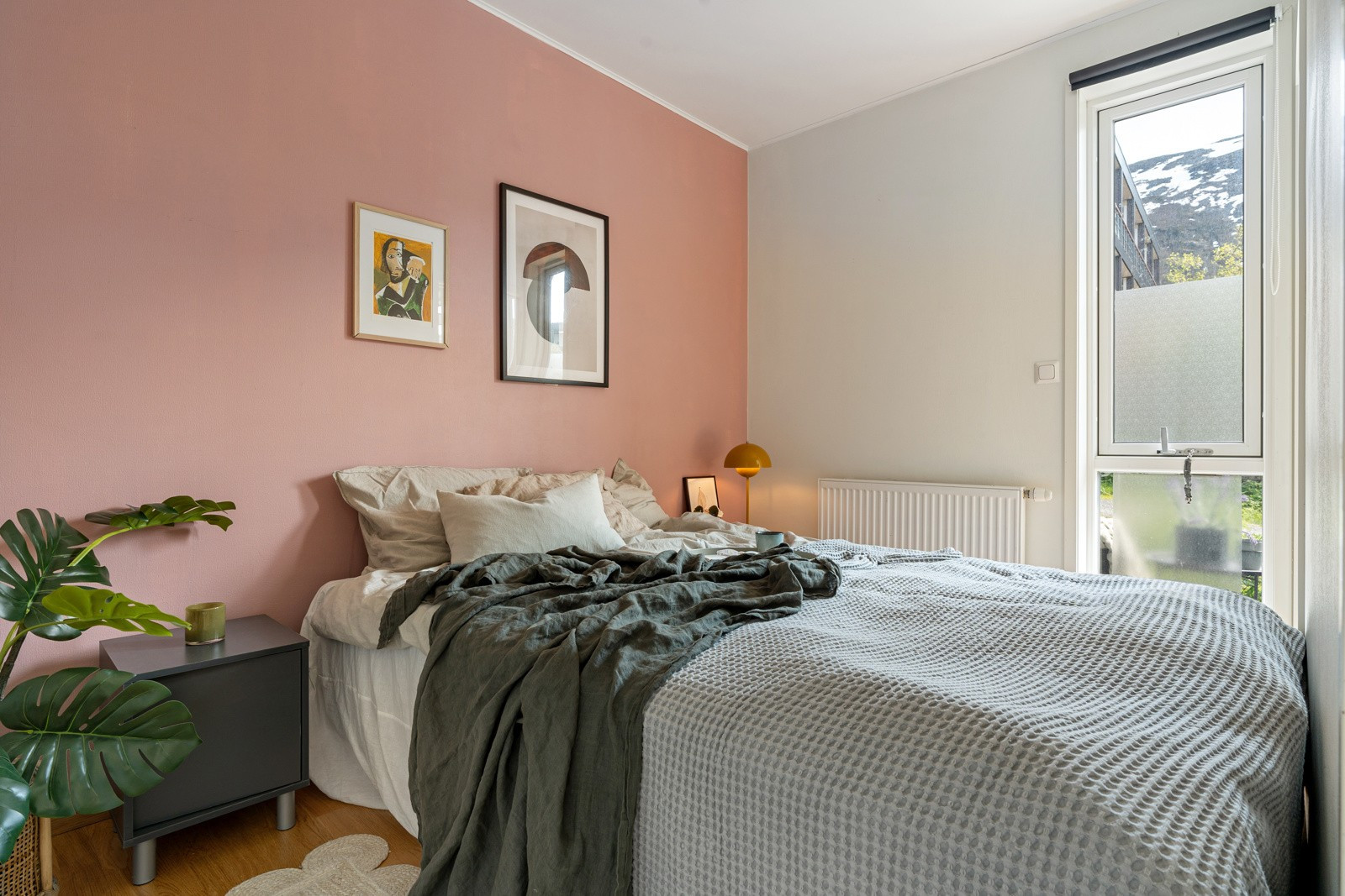 Et innbydende hovedsoverom som innbyr til rolige netter og gode morgener
