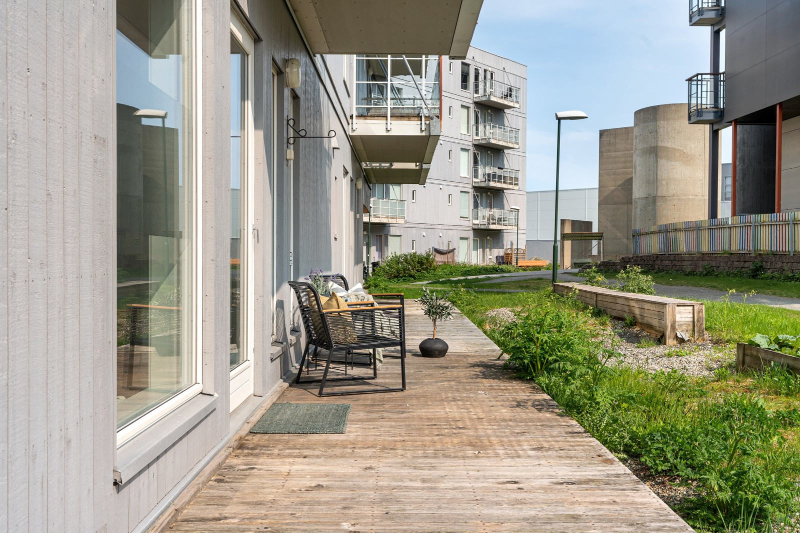 Fra stua har du utgang til en herlig terrasse med gode solforhold - Ta morgenkaffen ute i solveggen!