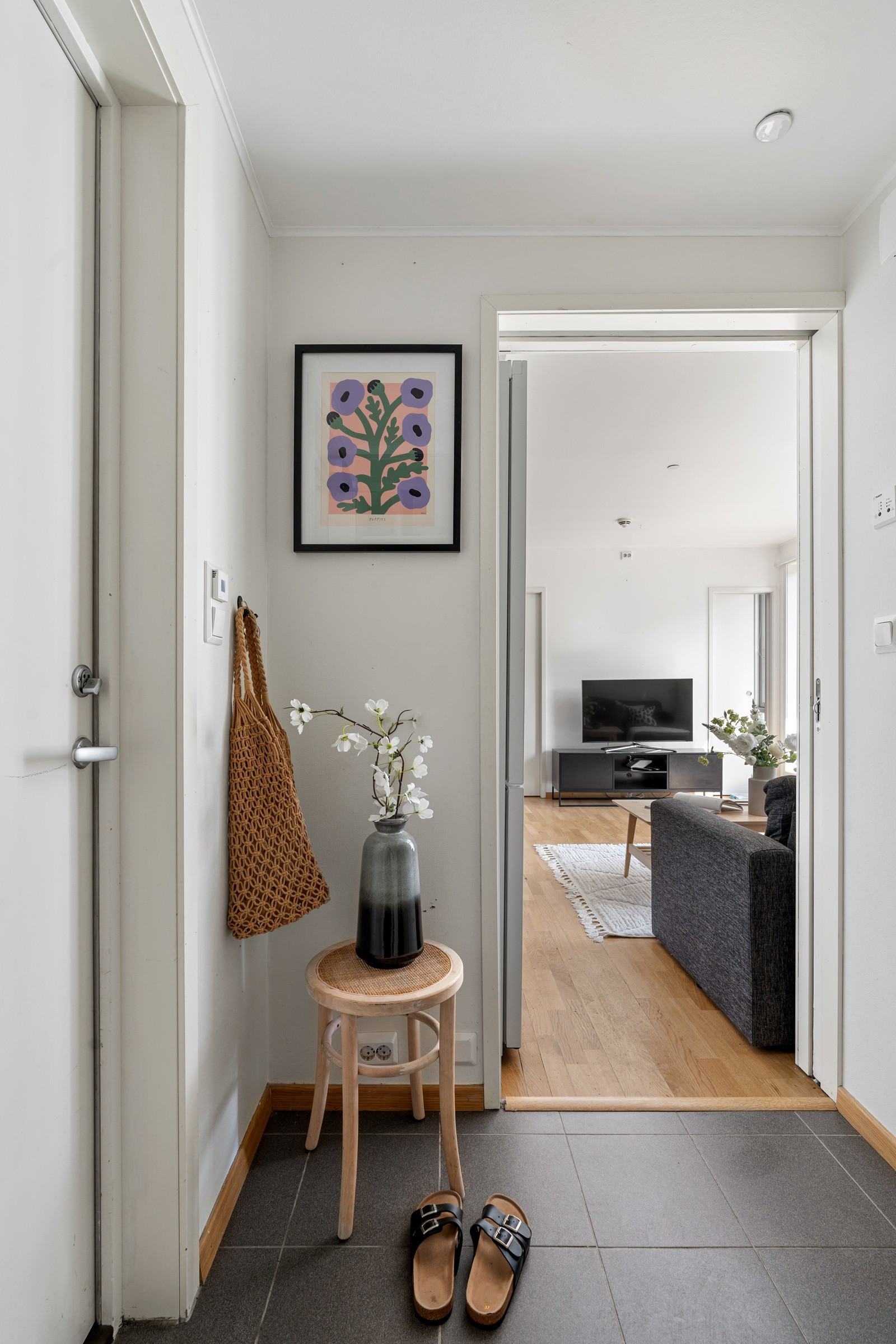 Velkommen inn! Her ønskes du velkommen til et strøkent inngangsparti med god plass til oppheng av yttertøy og sko.