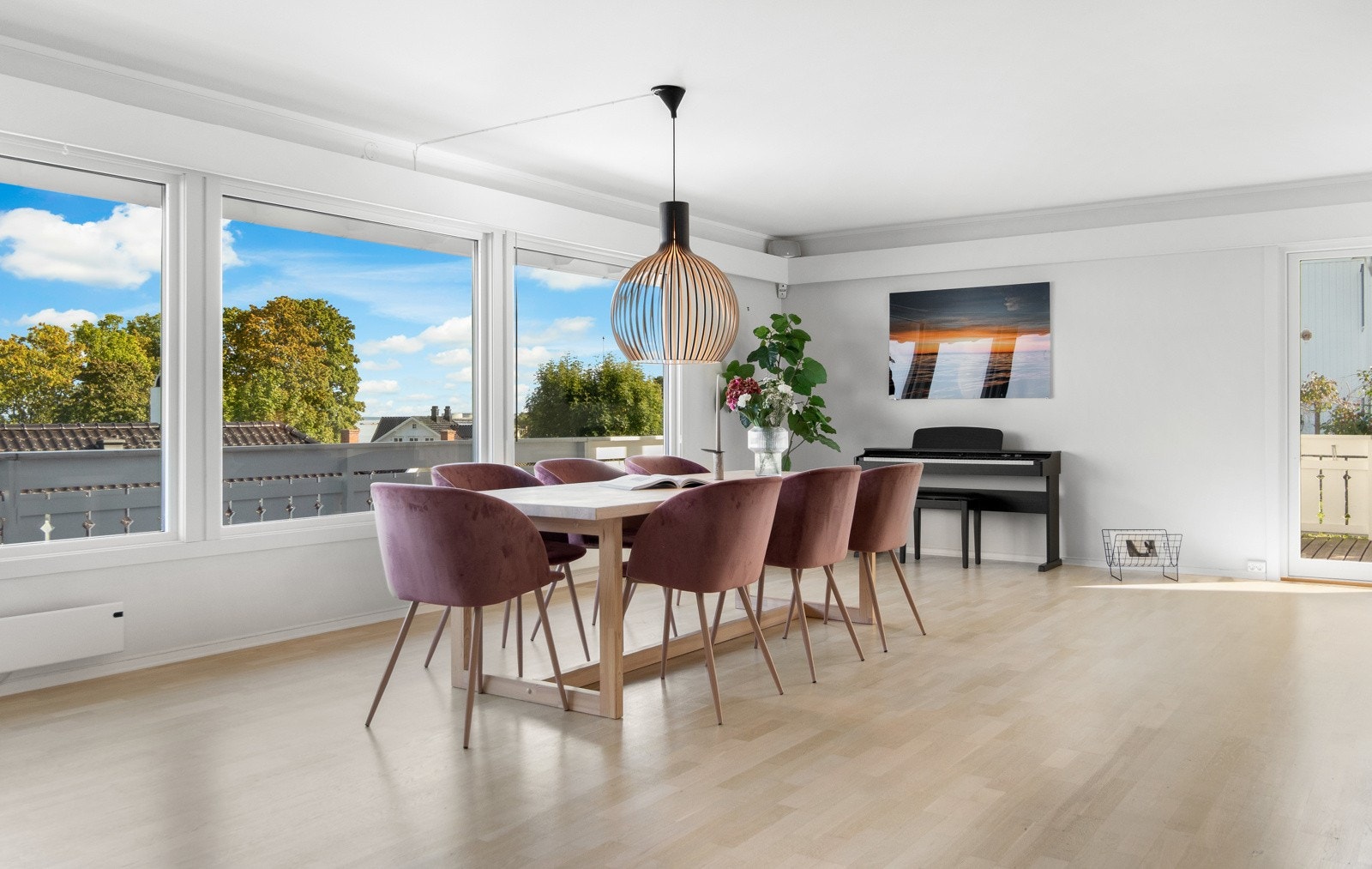 Fargevalget er nøye valgt for å reflektere de naturlige omgivelsene i Åsgårdstrand, med lyse, delikate nyanser inspirert av havet og landskapet. Galleribilde