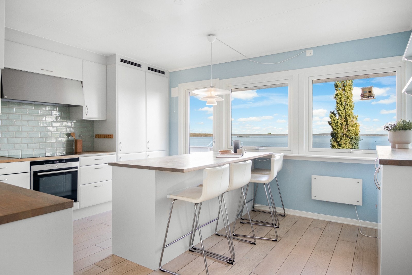 Her får du et kjøkken som både er estetisk tiltalende og funksjonelt, med gode oppbevaringsløsninger og integrerte hvitevarer. Galleribilde