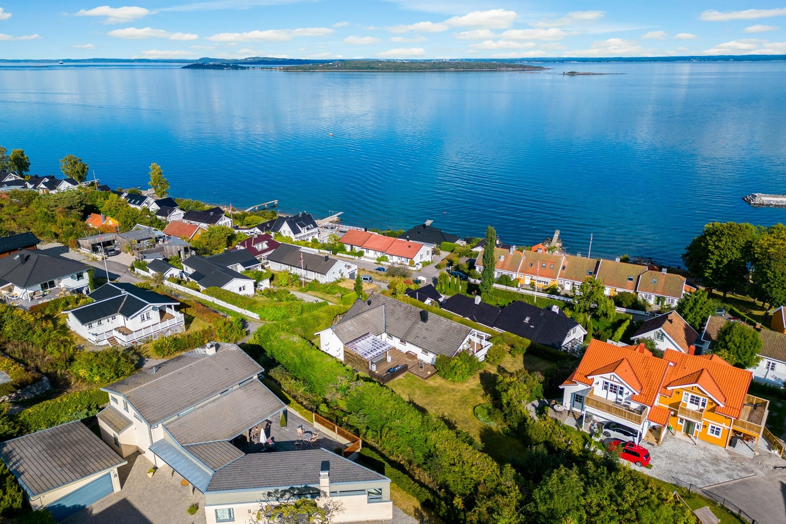 Boligen har en solrik og pent opparbeidet tomt på 1514,9 kvm. Galleribilde