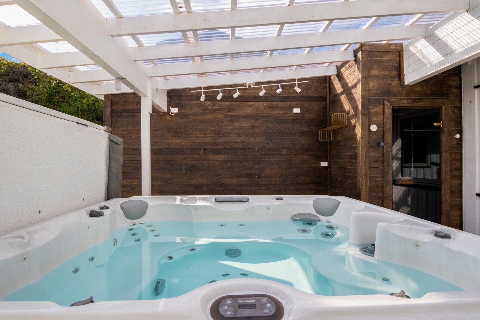 Over jacuzzien er det satt opp et overbygg med gjennomskinnelige plexiplater, slik at du kan nyte velvære uansett vær. Galleribilde