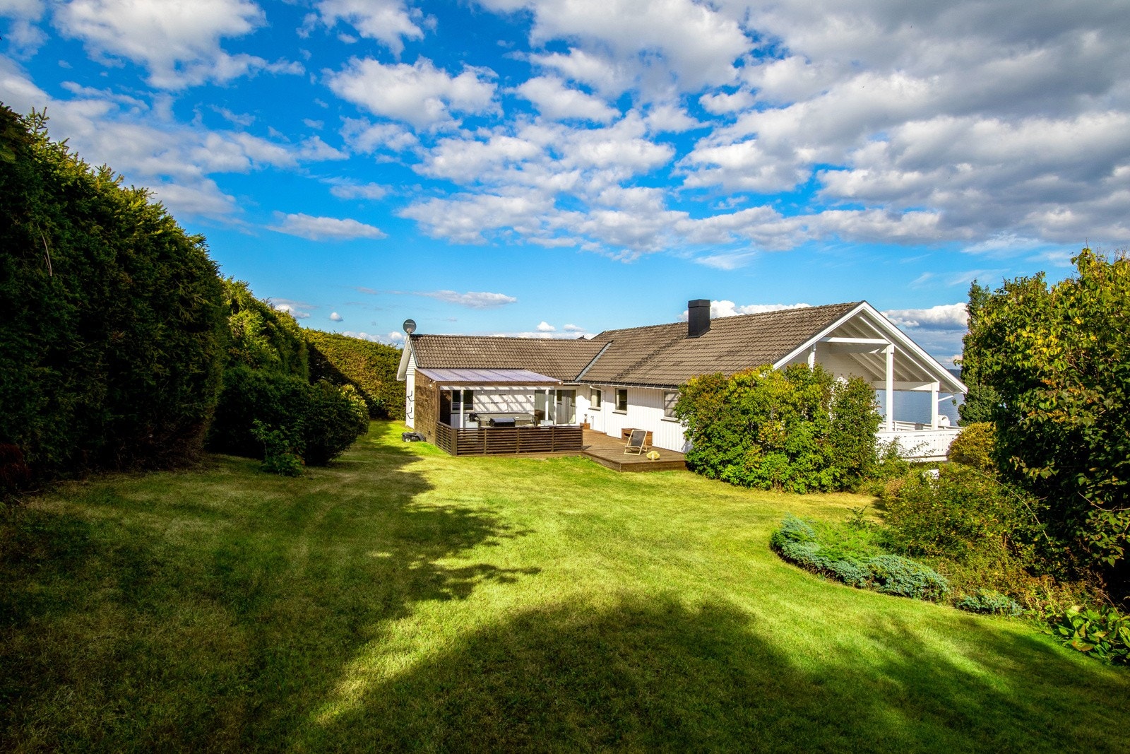 Hagen er frodig med utallige muligheter for innredning. Flere solrike uteplasser. Galleribilde