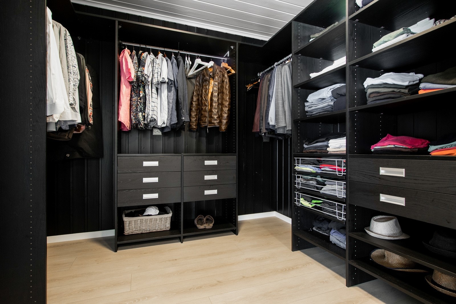 Ved hovedsoverommet er det et innredet større walk - in closet. Galleribilde