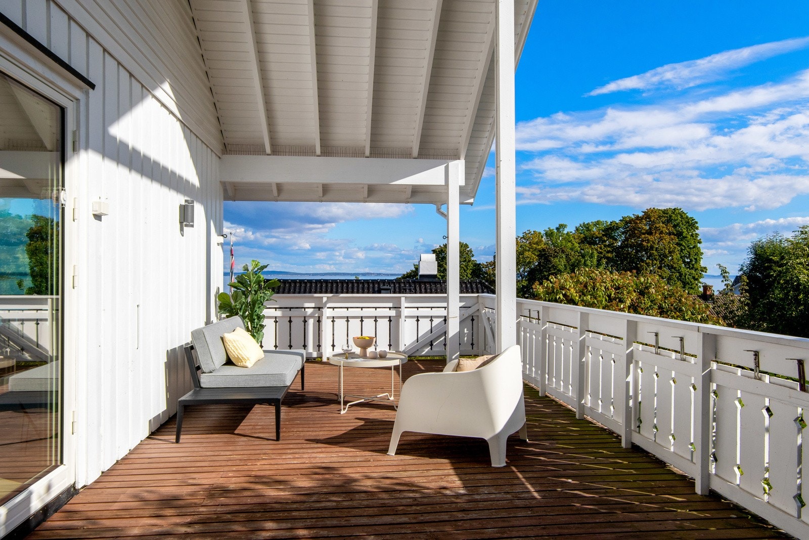 Her er solforholdene upåklagelige, og det er god plass til sittegrupper i flere soner. Galleribilde