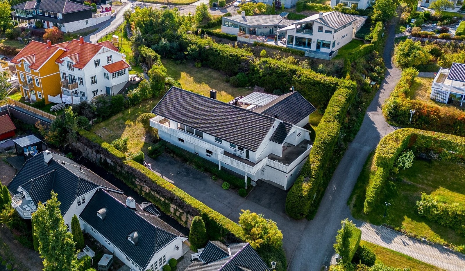 Påkostet enebolig med flott uteareal, nydelig utsikt og moderne innvendig standard. Galleribilde