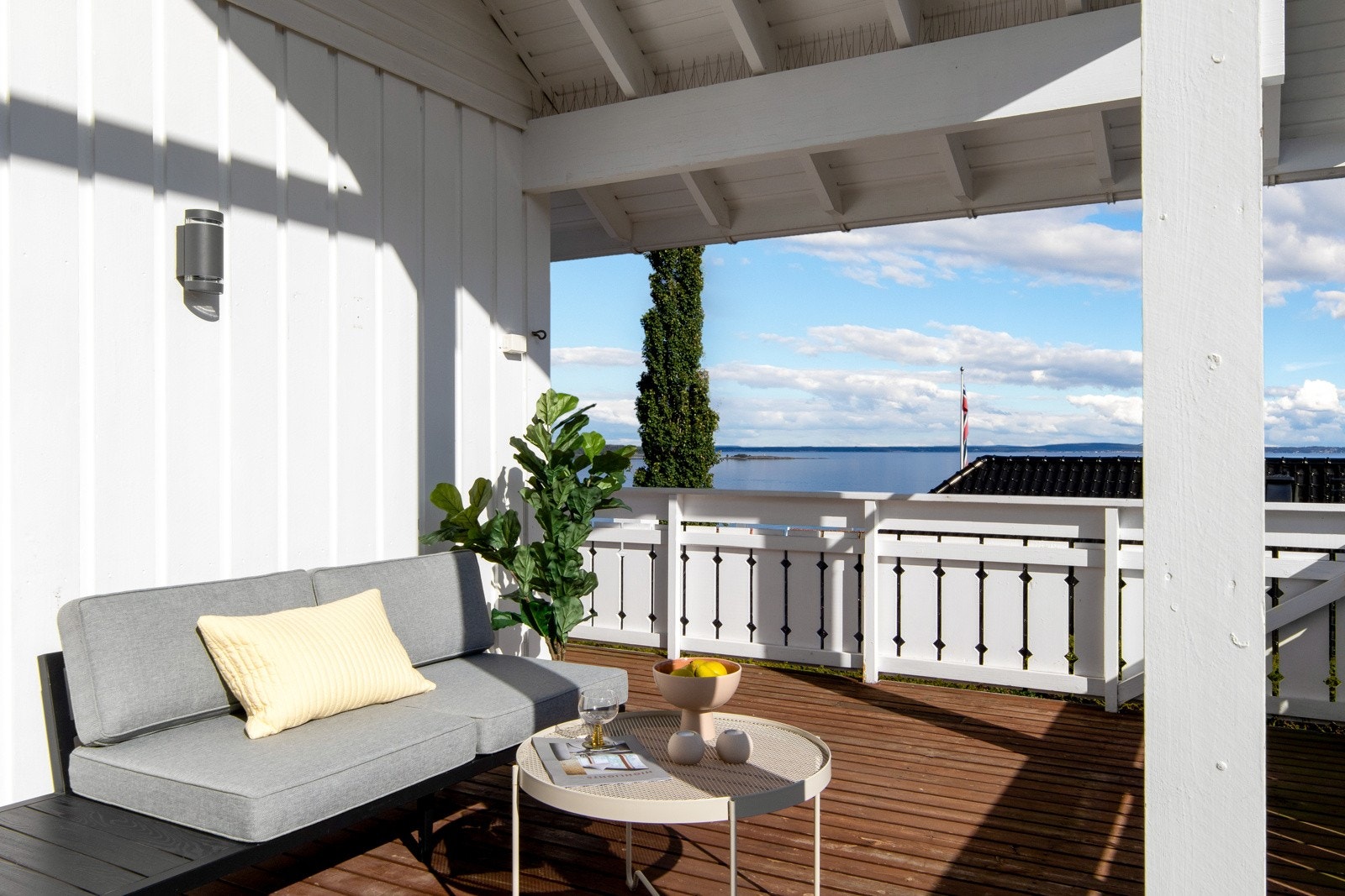 Eneboligen har solrik terrasse rundt tre av boligens sider. Galleribilde