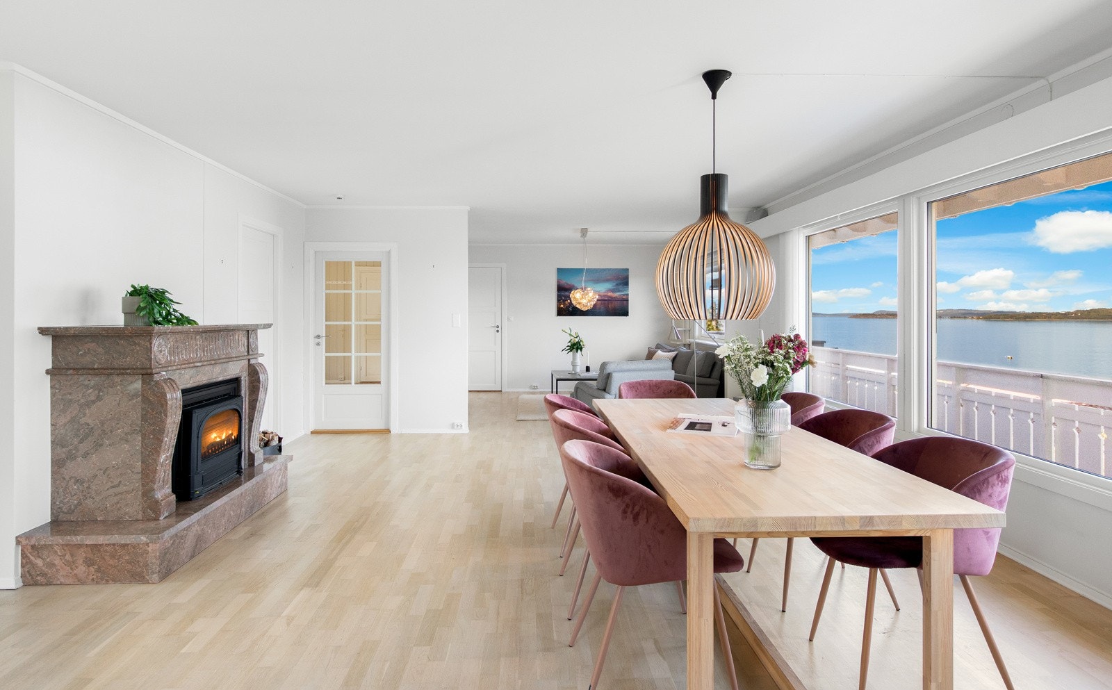 Boligen holder en gjennomgående høy standard og har gjennomgått omfattende oppgraderinger i senere år. Galleribilde