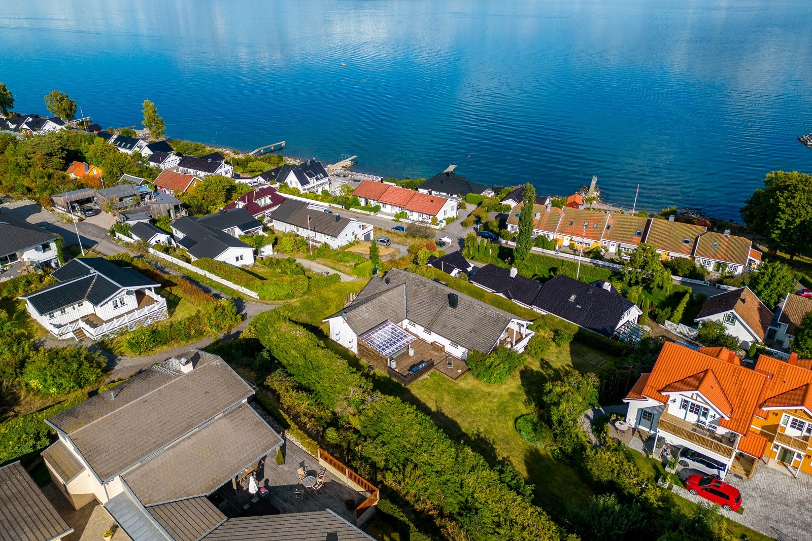 Beliggenheten er særdeles attraktiv, med nærhet til sjø, strand og båtliv, samt kort vei til skoler. Galleribilde