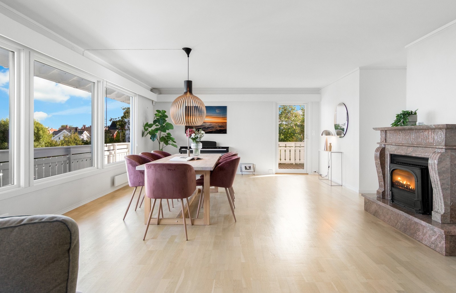 Herfra er det utgang til en romslig terrasse hvor man kan nyte den spektakulære utsikten. Galleribilde