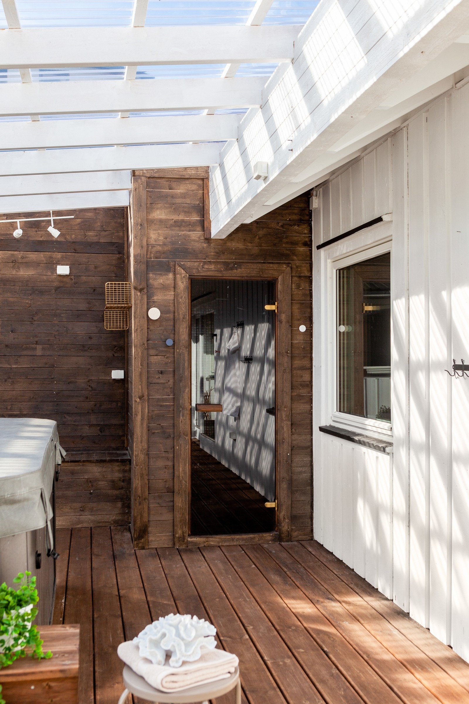 Uteområdet ble oppgradert i 2020 med ny markterrasse, jacuzzi og utvendig regndusj. Galleribilde