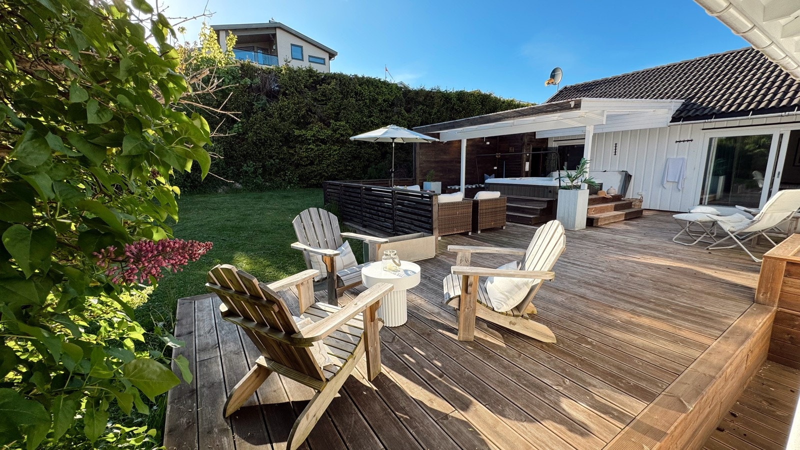 Flotte og solrike uteområder med boblebad Galleribilde