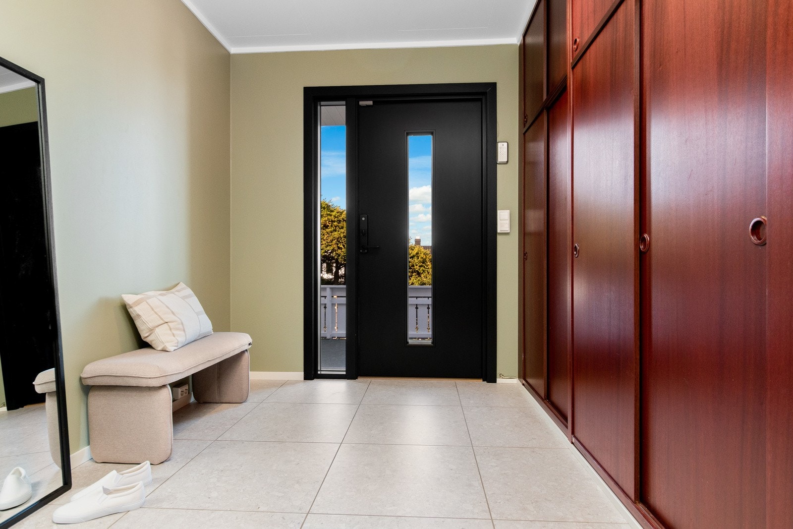 Ved inngangspartiet ønskes man velkommen av en stor og innbydende entré med flislagt gulv og skyvedørsgarderobe, som gir gode oppbevaringsmuligheter. Galleribilde