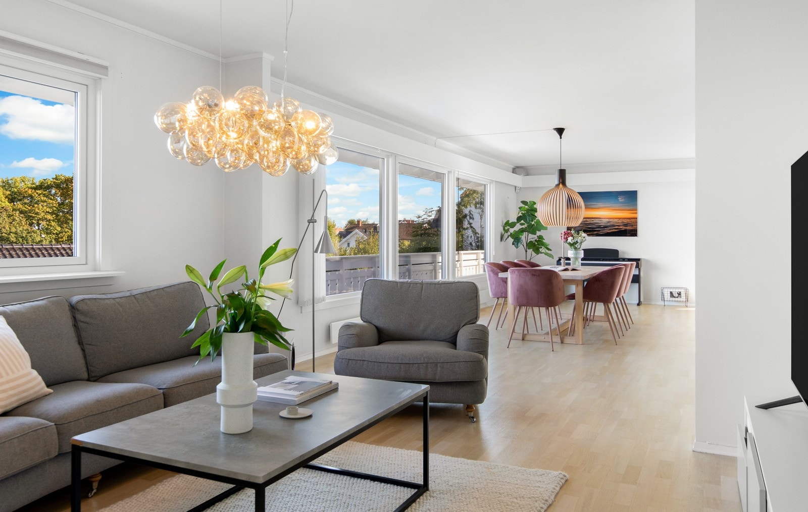 Eneboligen byr på en romslig planløsning og er perfekt for deg som ønsker ekstra med plass. Galleribilde