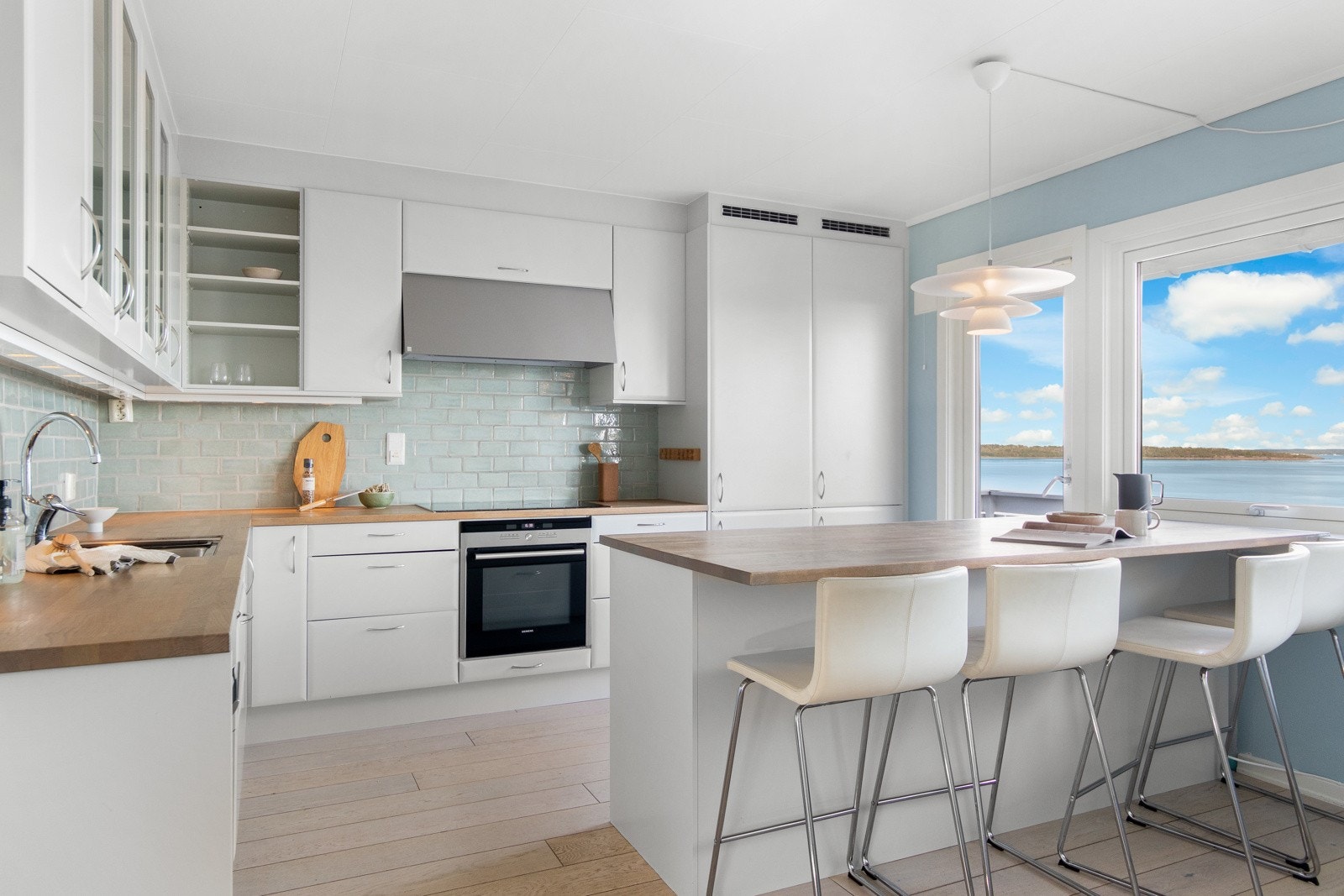 Innredningen fra Sigdal (2017) har hvite, tidløse fronter som gir et rent og moderne uttrykk. Galleribilde