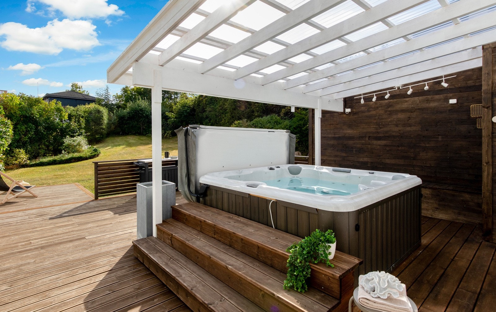 Den nyere markterrassen med jacuzzi og regnfallsdusj skaper en privat oase for avslapning. Galleribilde