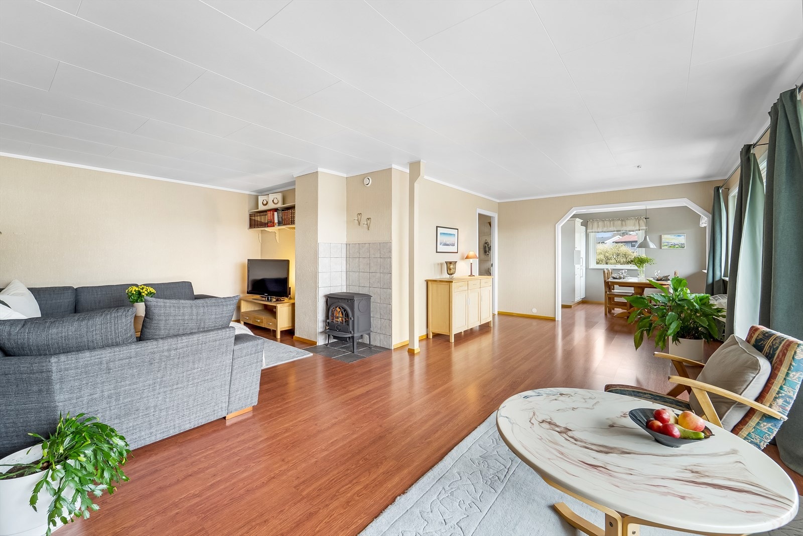 Åpen løsning mellom stue og kjøkken. Galleribilde