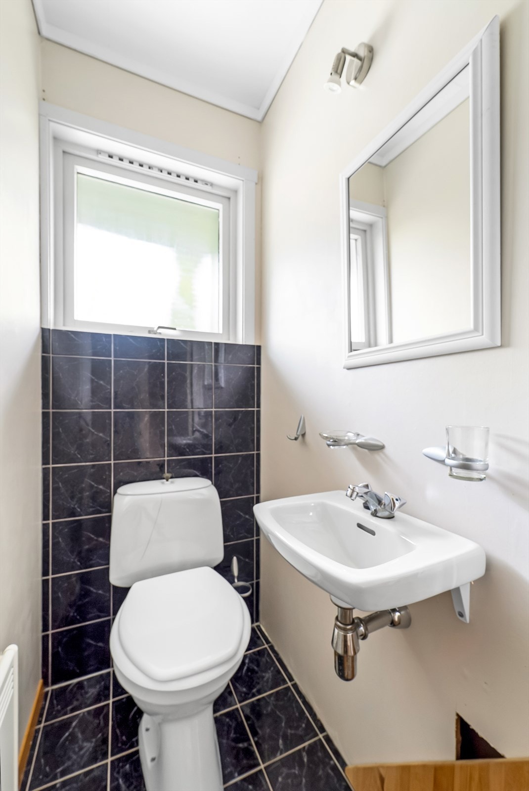 Toalettrom ved inngangspartiet. Galleribilde