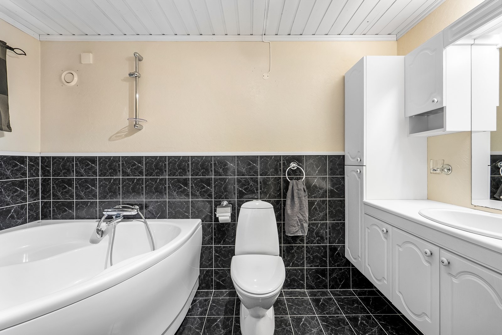 Bad i underetasjen med baderomsinnredning, toalett og Galleribilde