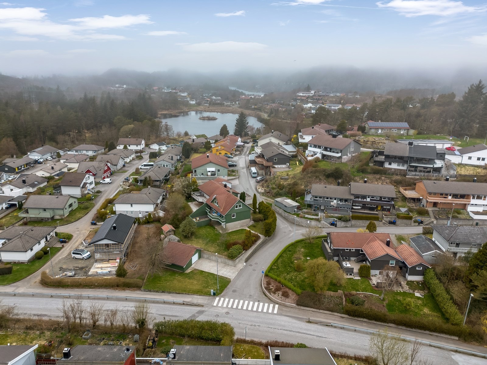Eiendommen ligger i et veletablert boligfelt med kort avstand til fine turløyper. Galleribilde