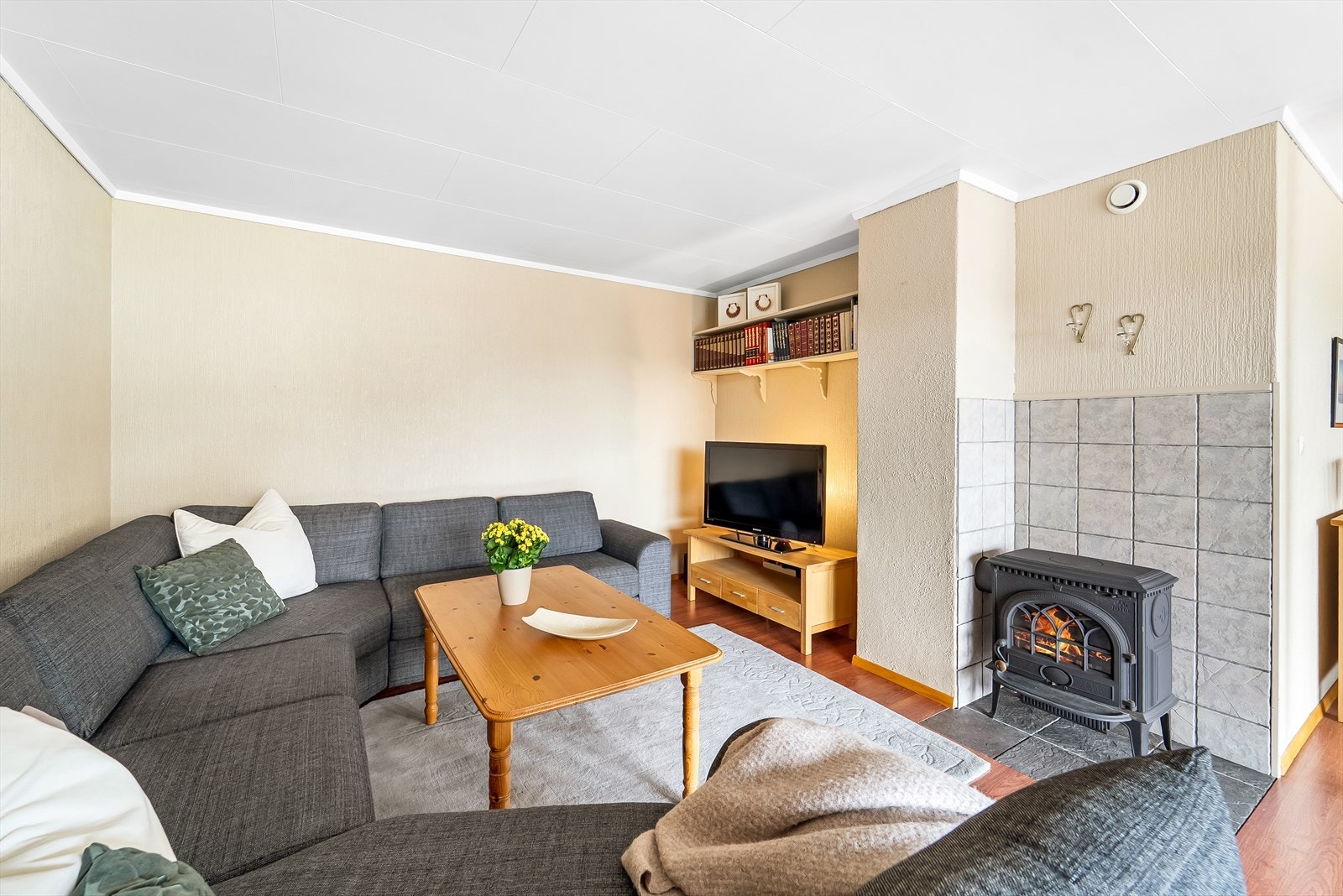 Lys og trivelig vinkelstue med vedovn for god varme. Galleribilde