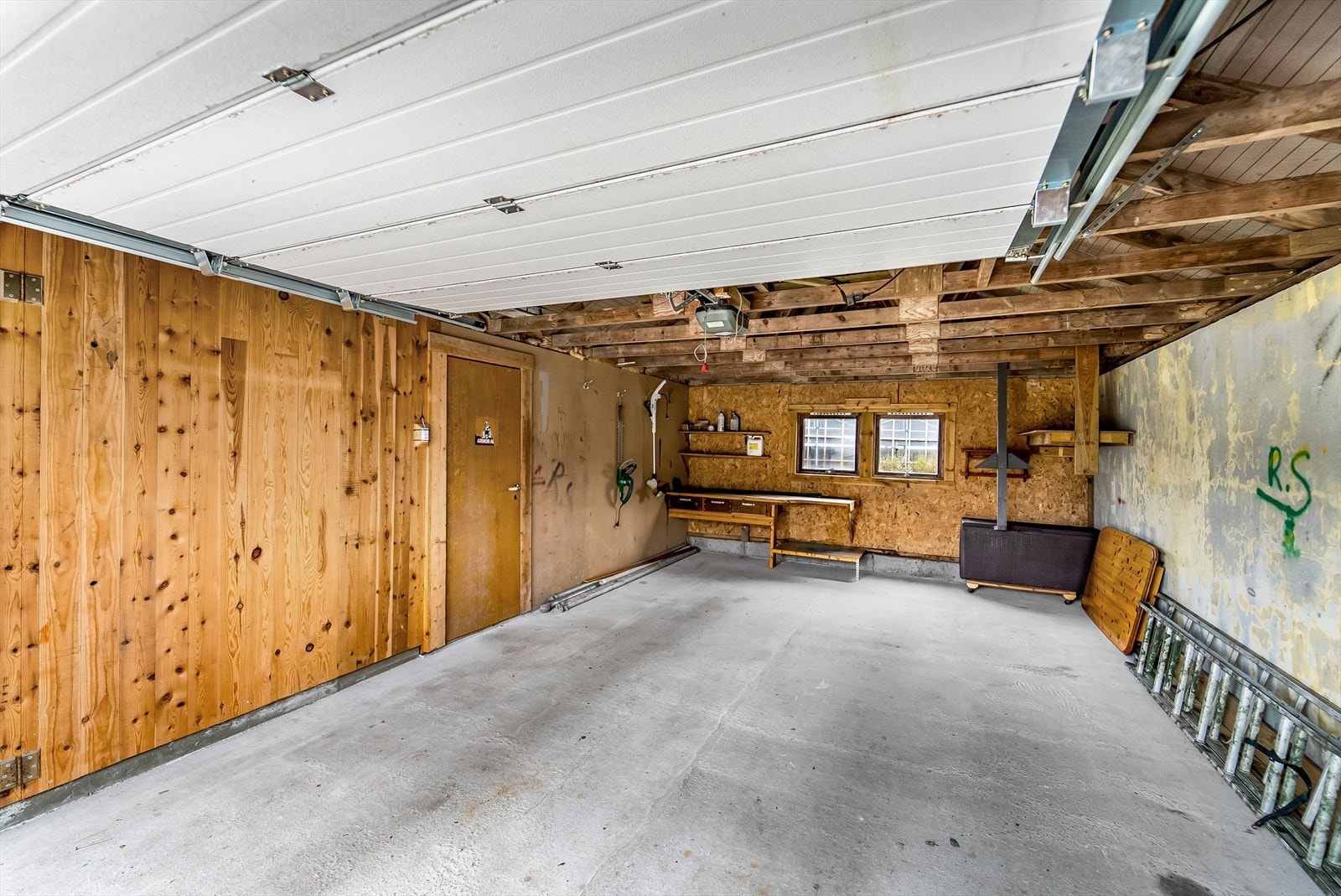 Garasjen har automatisk portåpner. Galleribilde