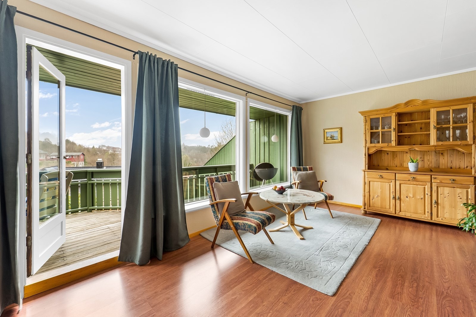 Utgang til en solrik terrasse fra stua. Galleribilde