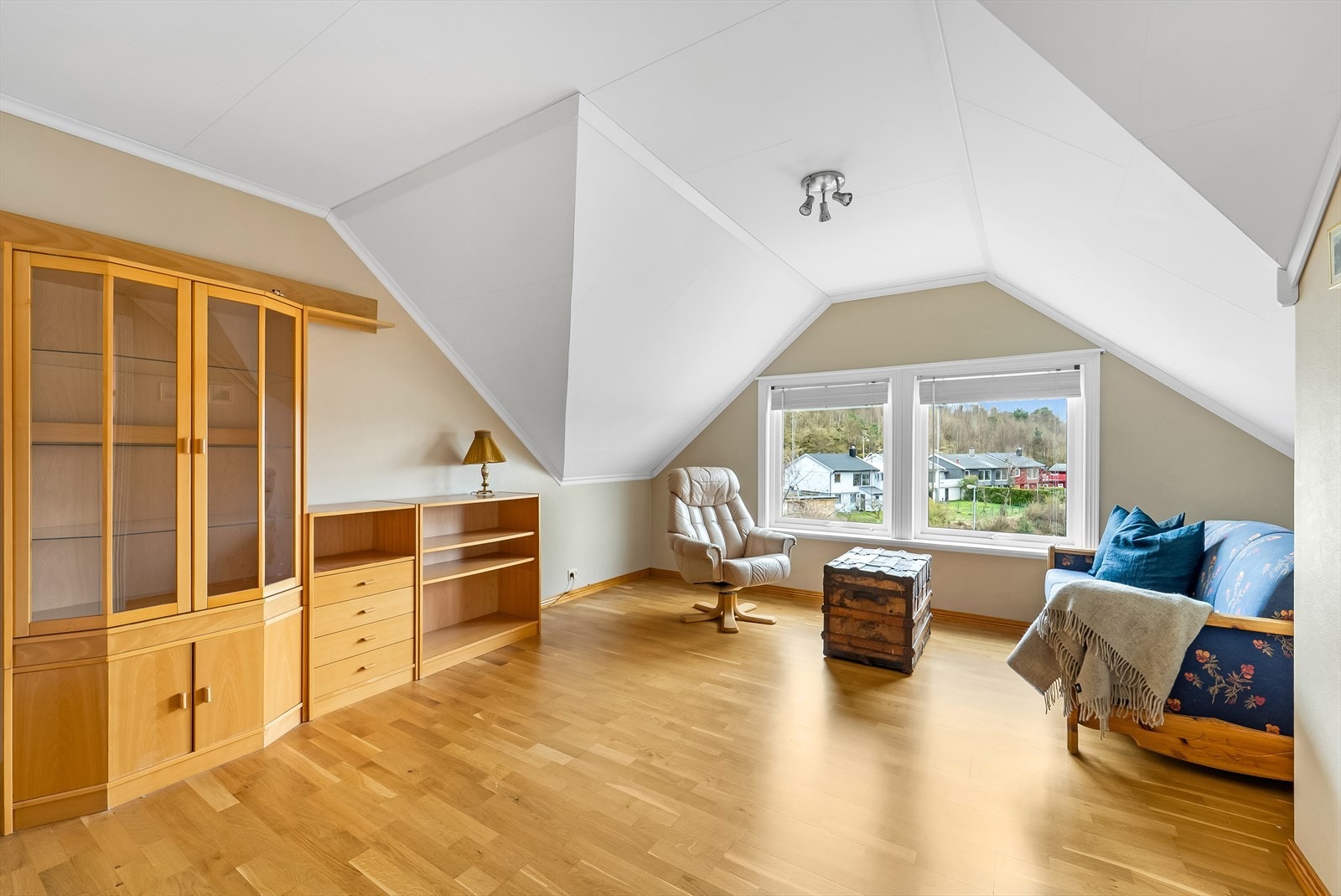 Lys og romslig loftstue med store vinduer. Galleribilde