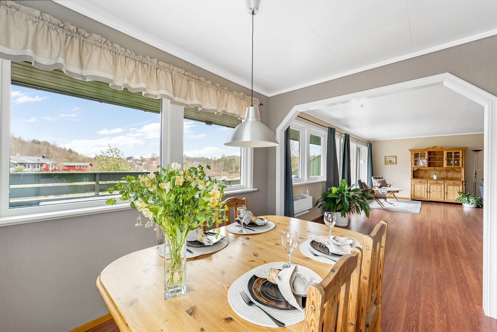 Fra kjøkkenet kan man nyte utsikten utover området rundt. Galleribilde