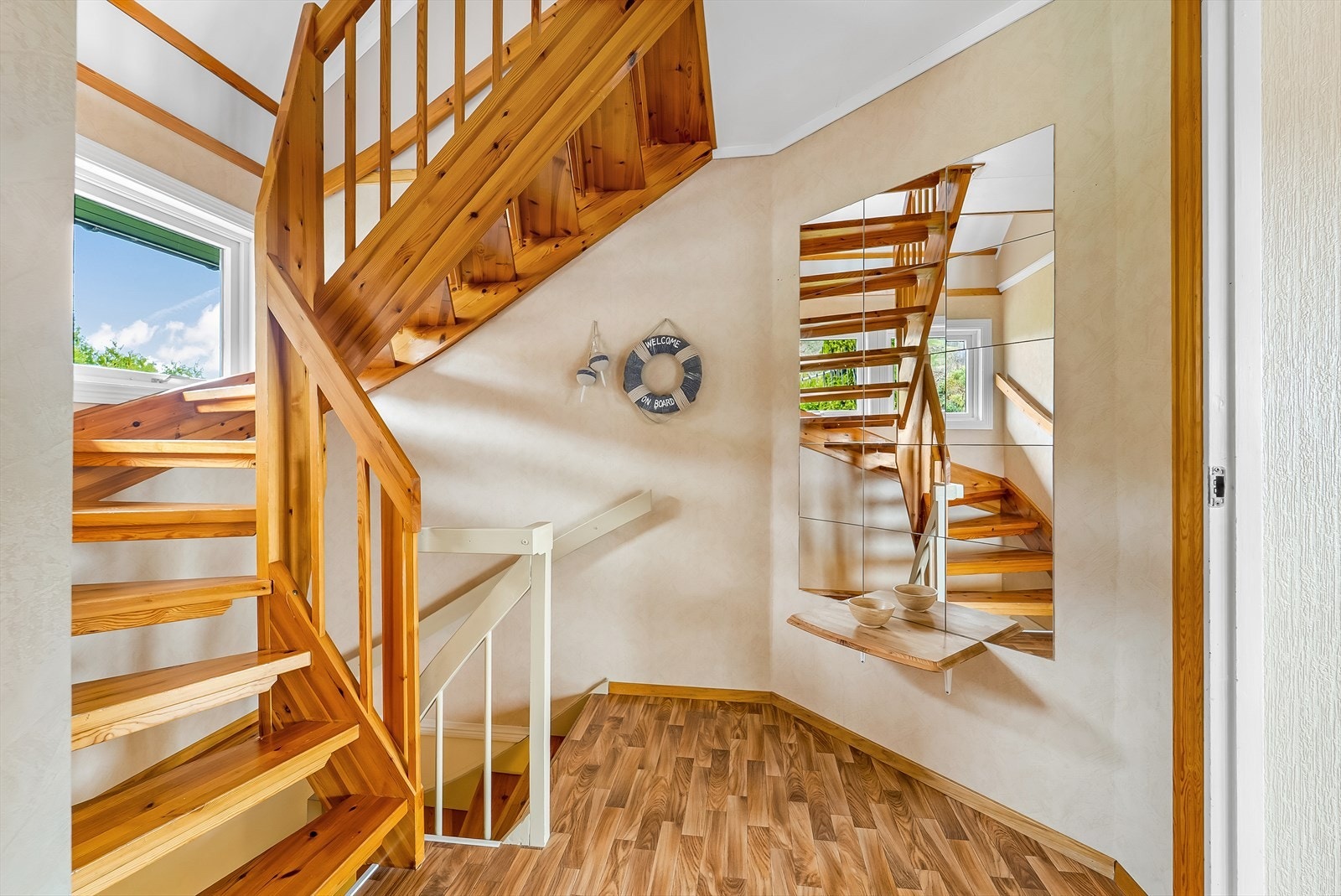 Trappesats opp til 2. etasje og kjeller. Galleribilde