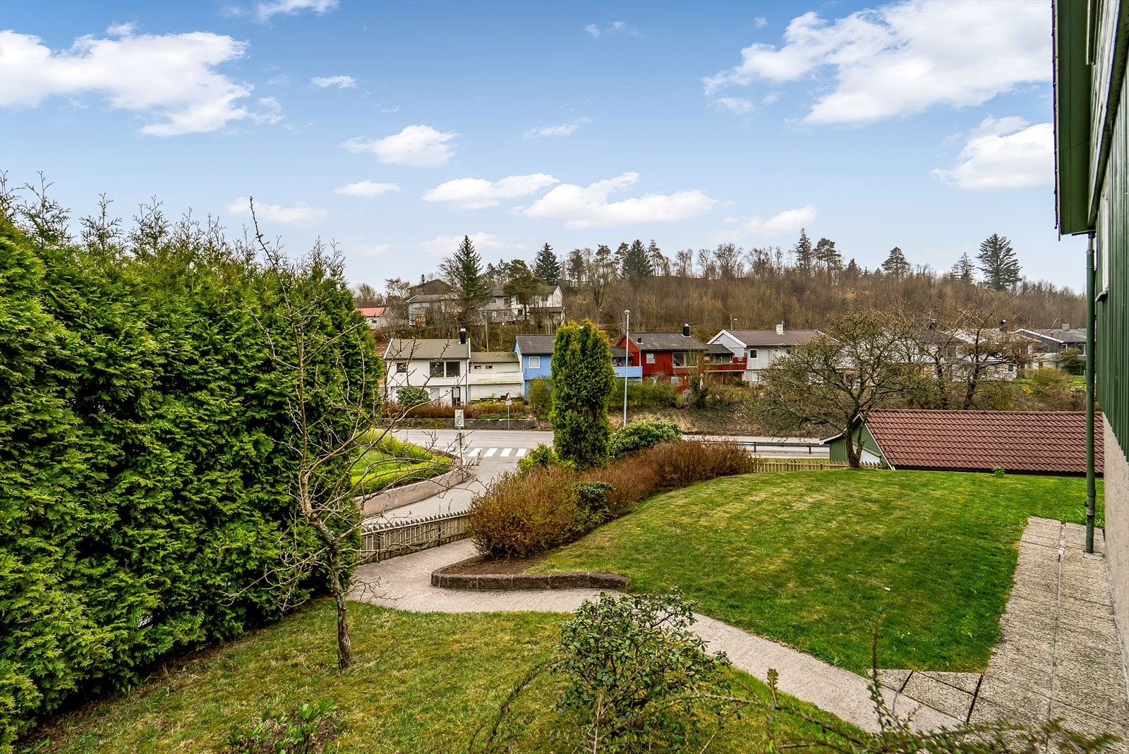 Pent opparbeidet tomt med sti ned til garasjen. Galleribilde