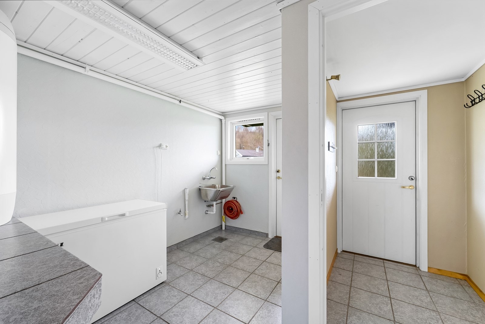 Inngang til hybeldel og boligens underetasjen. Galleribilde