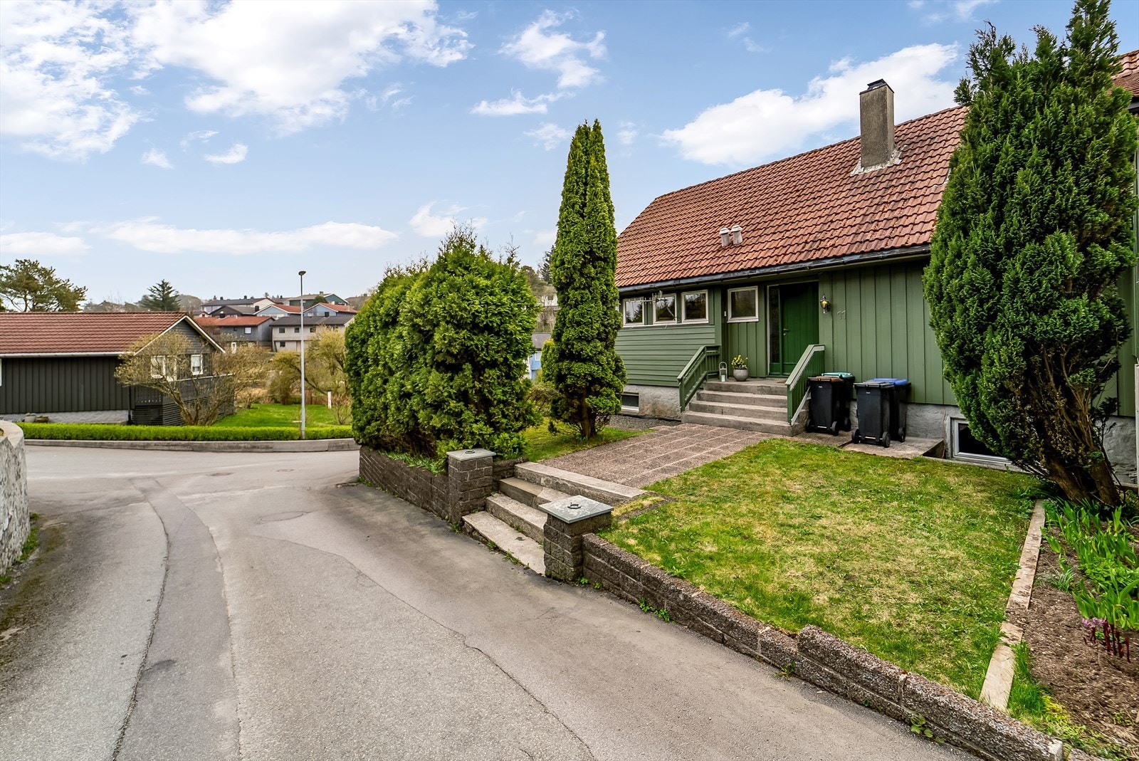 Inngangspartiet med plenlagt område og beplantning. Galleribilde