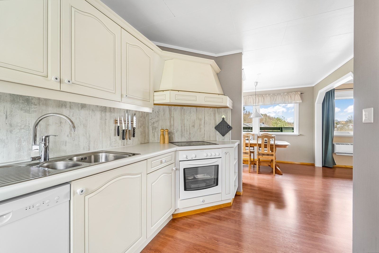 På kjøkkenet medfølger hvitevarer som komfyr og oppvaskmaskin. Galleribilde