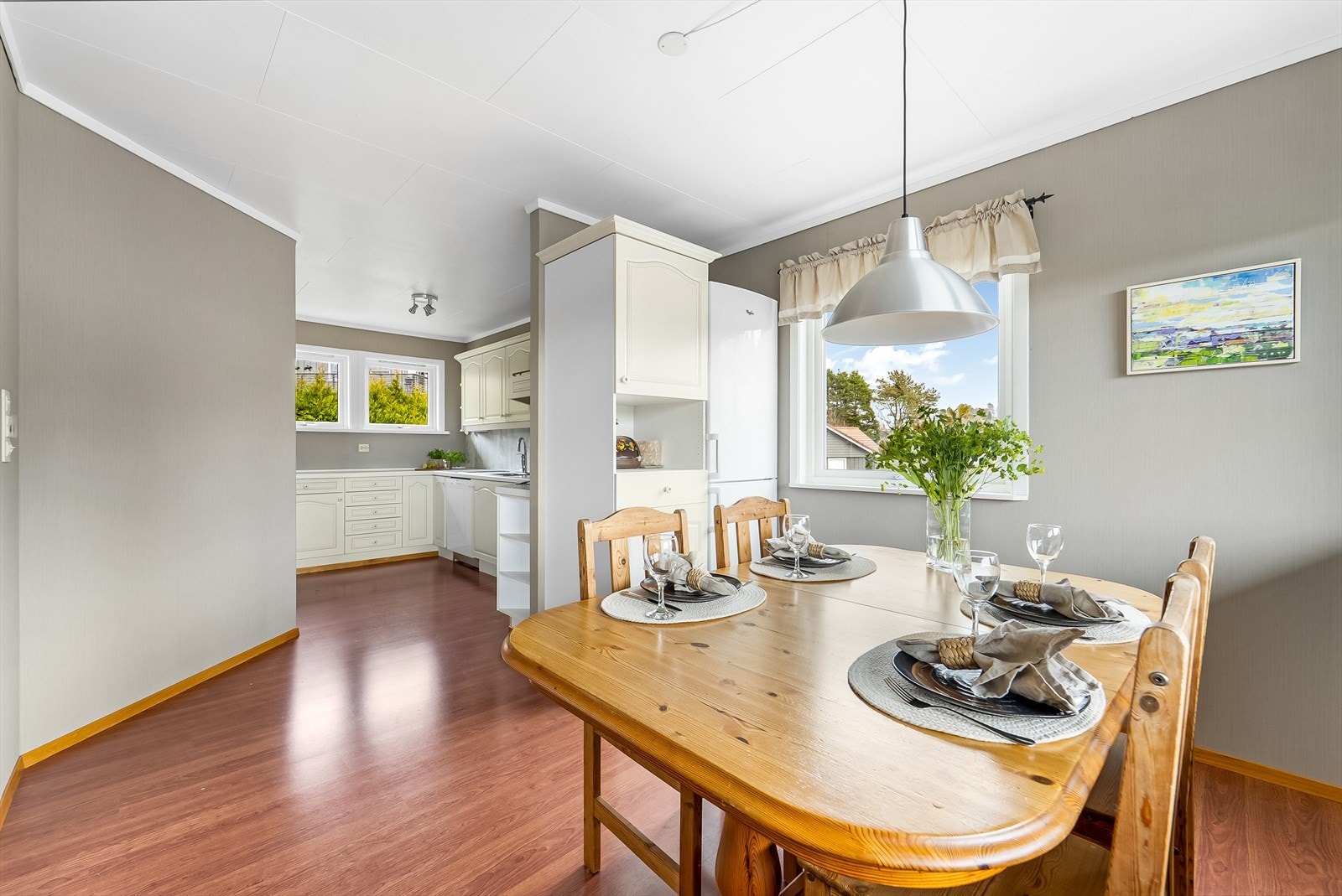 Koselig spiseplass i tilknytning til kjøkkenet. Galleribilde