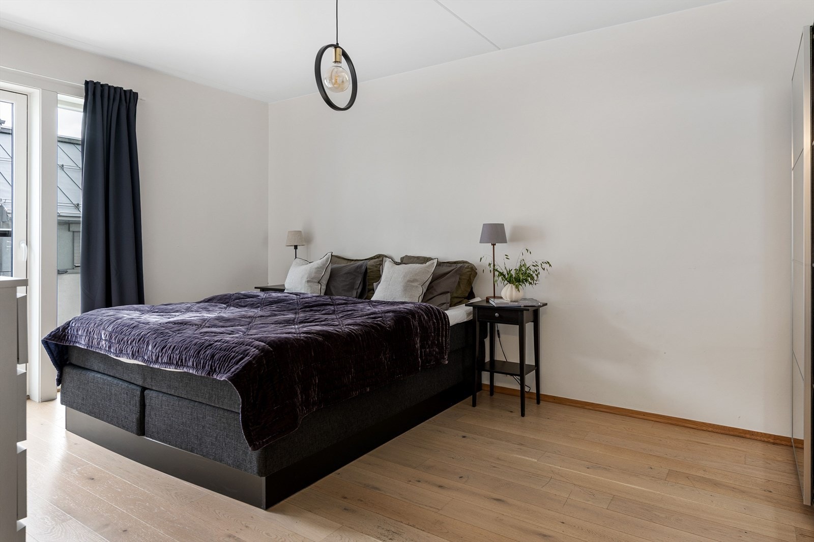 Hovedsoverom med god plass til dobbeltseng og nattbord på hver side Galleribilde