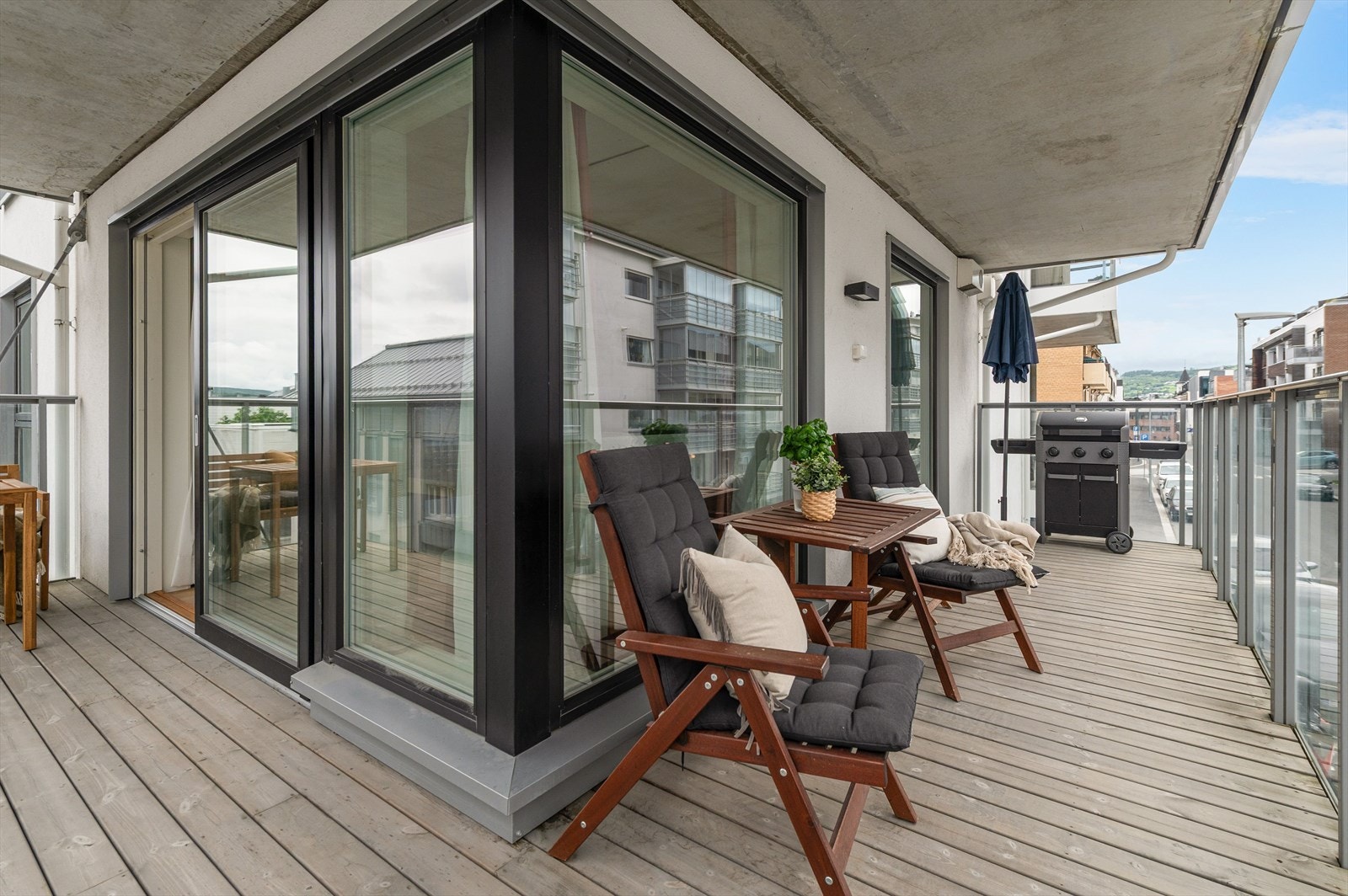 Overbygget terrasse på hjørnet Galleribilde