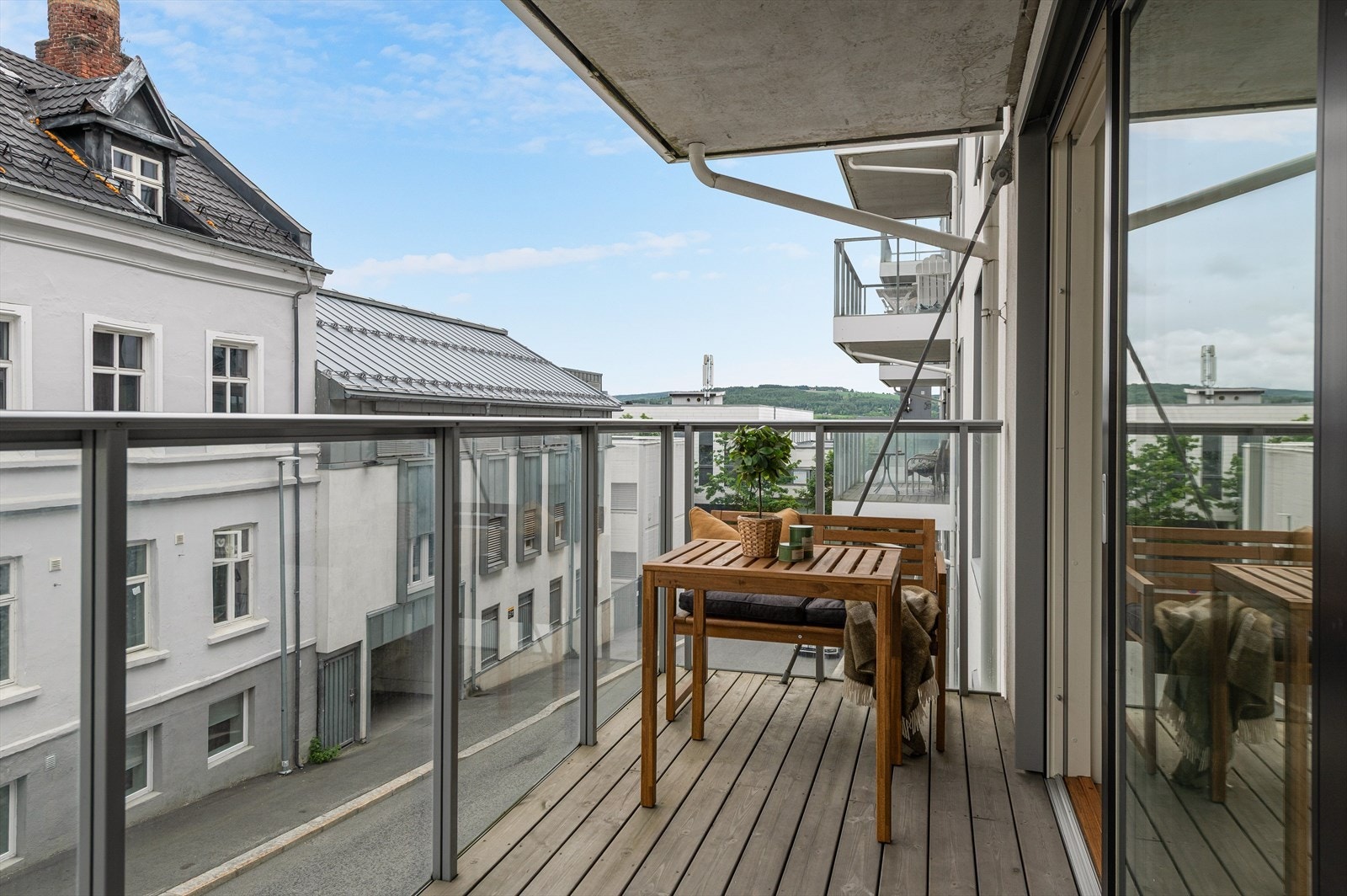 Rekkverk i glass og adkomst til stue Galleribilde
