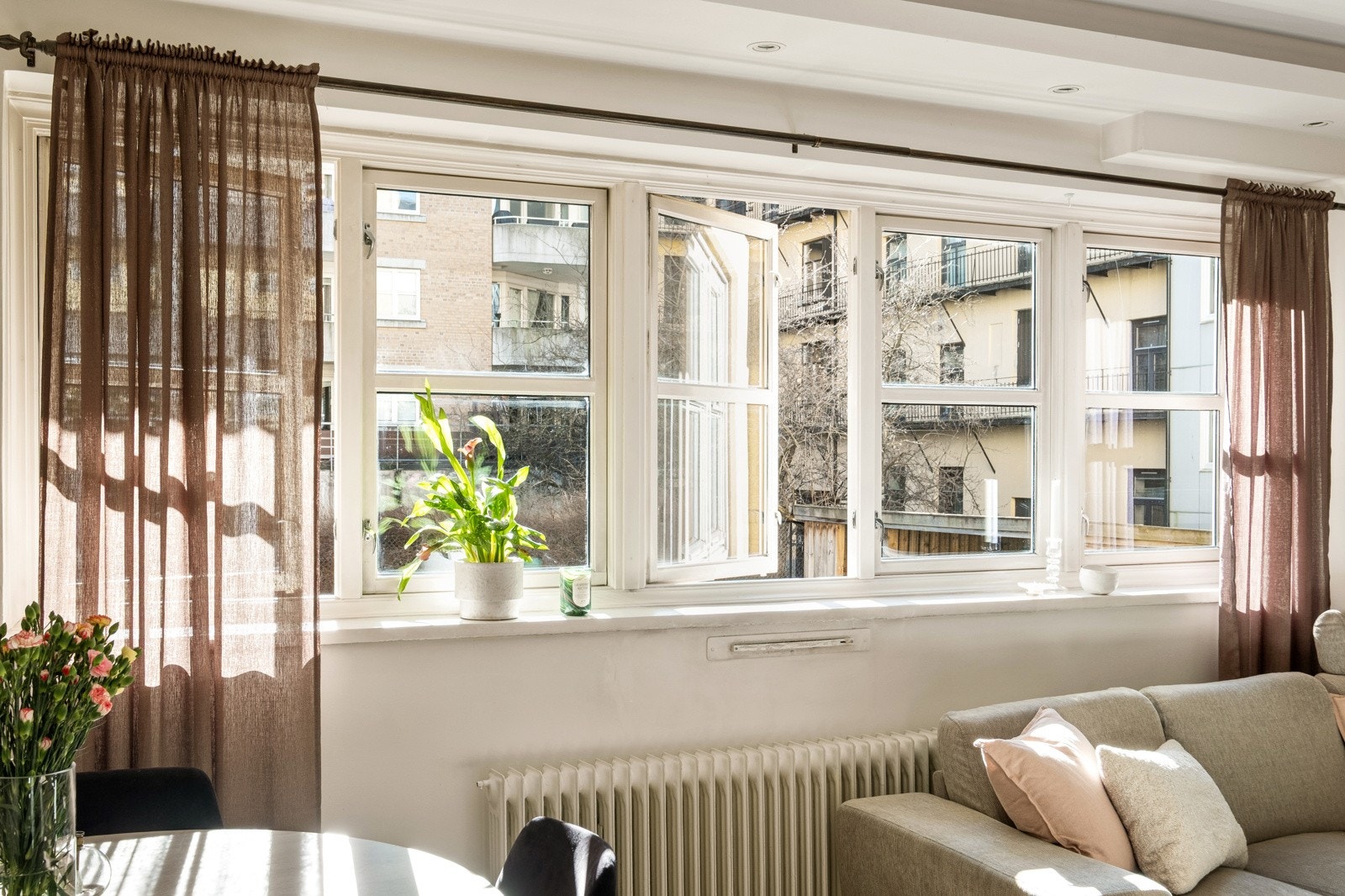 Store vindusflater slipper inn rikelig med naturlig dagslys. Galleribilde